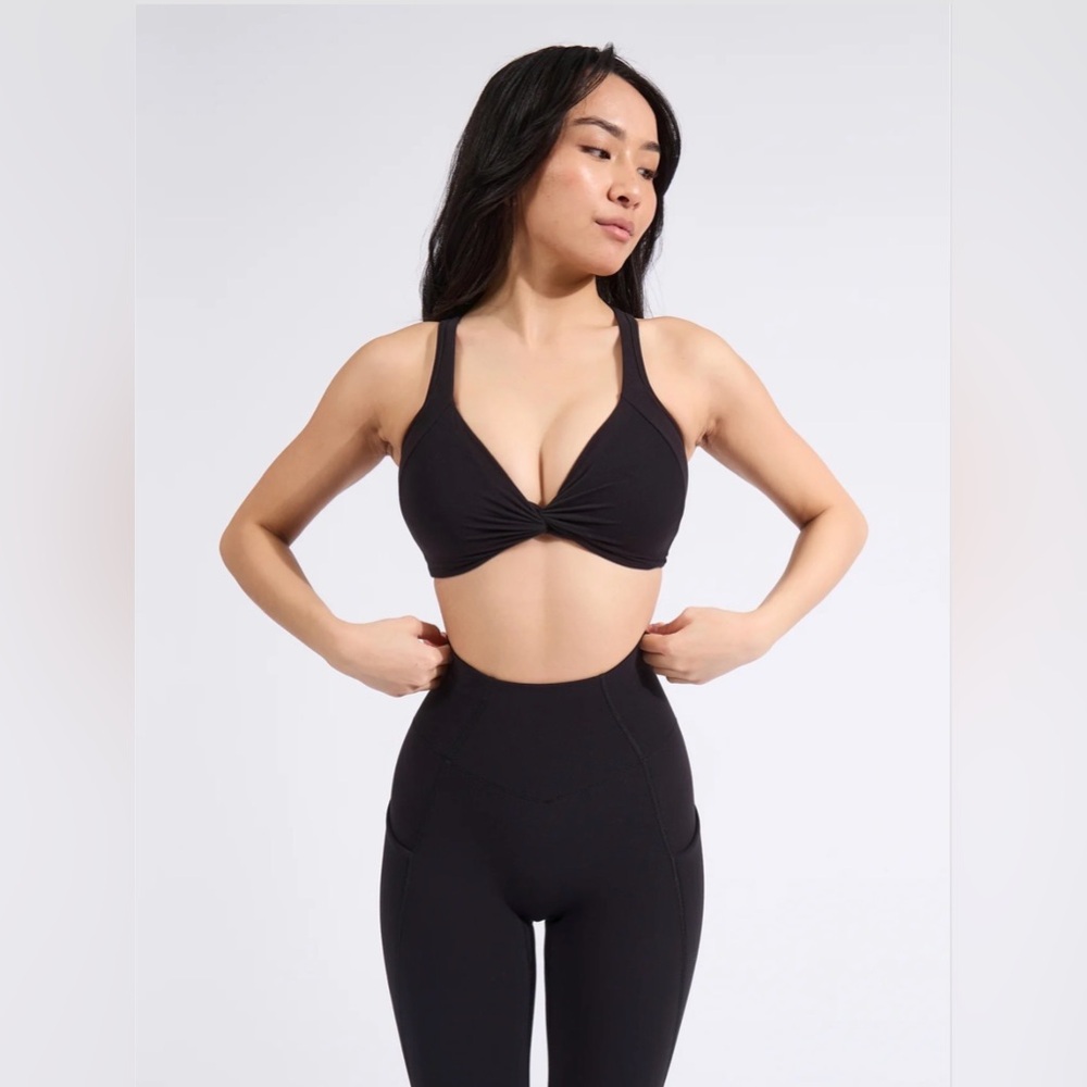 NWOT Buffbunny Twisted Curve Sports Bra